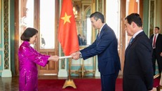 Đại sứ Việt Nam Ngô Minh Nguyệt trình Thư ủy nhiệm của Chủ tịch nước Lương Cường lên Tổng thống Paraguay Santiago Peña Palacios. Nguồn: Đại sứ quán Việt Nam