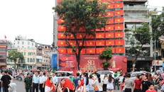 Đông đảo người dân Thủ Đô chụp ảnh check-in tại quảng trường Đông Kinh Nghĩa Thục. Ảnh: Lê Đông