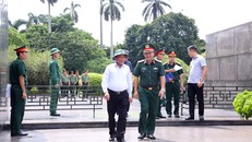 Thường trực Ban Bí thư Trần Cẩm Tú kiểm tra công tác chuẩn bị Lễ kỷ niệm 80 năm Cách mạng tháng Tám thành công và Quốc khánh tại khu vực Lăng Chủ tịch Hồ Chí Minh, Quảng trường Ba Đình. Ảnh: Văn Điệp