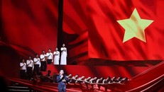 Các tiết mục ca ngợi Đảng quang vinh, Bác Hồ vĩ đại; lịch sử cách mạng hào hùng, thể hiện tinh thần quyết tâm của toàn Đảng, toàn quân, toàn dân đưa đất nước bước vào kỷ nguyên mới - kỷ nguyên vươn mình của dân tộc. Ảnh: Minh Đức