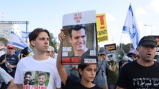 Người dân Israel tuần hành tại Tel Aviv ngày 17/8/2025, yêu cầu Thủ tướng Benjamin Netanyahu tiến tới thỏa thuận với Hamas nhằm chấm dứt chiến tranh và trả tự do cho các con tin. 