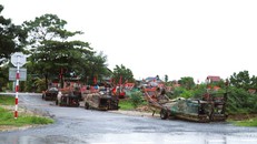 Bè mảng của ngư dân làng biển Thái Thịnh (xã Hải Châu, tỉnh Nghệ An) đã được kéo qua đê biển, lên khu vực cao trong làng biển để tránh trú bão. Ảnh: Xuân Tiến