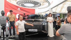 VinFast gây “choáng” tại Trung tâm Triển lãm Việt Nam bằng dàn xe “khủng”: Bộ đôi Lạc Hồng 900 LX tạo ấn tượng mạnh