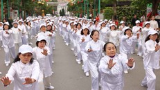 Việt Nam cũng chính thức bắt đầu bước vào giai đoạn già hóa dân số từ năm 2011.