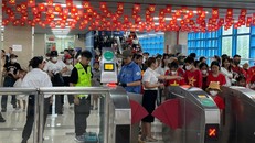 Rất đông người dân đã lựa chọn tàu Cát Linh-Hà Đông làm phương tiện đi đến khu vực xem diễu binh, diễu hành.