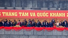 Các đồng chí lãnh đạo, nguyên lãnh đạo Đảng, Nhà nước, các vị khách quốc tế và các đại biểu thực hiện nghi lễ chào cờ. Ảnh: Doãn Tấn