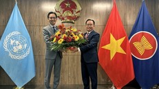 Đại sứ Lào tại LHQ Thongphane Savanphet chúc mừng Đại sứ Đỗ Hùng Việt và Phái đoàn Việt Nam. Ảnh: Thanh Tuấn