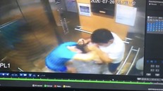 Hình ảnh viên phi công hành hung người phụ nữ trong thang máy được camera an ninh ghi lại. Ảnh: Chụp màn hình