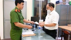 Công an tống đạt quyết định khởi tố, bắt tạm giam ông Tất Thành Cang. Ảnh: Công an cung cấp