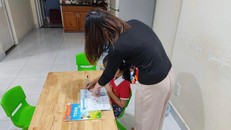 Một số phụ huynh cho biết, với chương trình lớp Một năm nay, nếu không tự kèm thêm ở nhà thì rất khó để trẻ theo kịp chương trình. Ảnh: Ngọc Giàu 