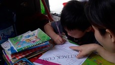 Không chỉ phụ huynh, học sinh mà cả giáo viên cũng gặp khó khăn với chương trình lớp Một mới. Ảnh: Ngọc Giàu