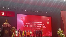 Phó Chủ tịch nước Đặng Thị Ngọc Thịnh đã trao Huy hiệu, Bằng Danh hiệu và Cờ Danh hiệu Anh hùng Lao động thời kỳ đổi mới cho lãnh đạo Công ty Cổ phần Chứng khoán SSI. Ảnh: Bùi Kiều Trang. 