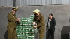 Đội QLTT đang kiểm tra kho hàng 