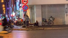 Đâu đó trên các mái hiên, ngã tư, con đường Sài Gòn không khó để bắt gặp một mảnh đời đơn độc, xa xăm. Ảnh: Nguyễn Nhi.