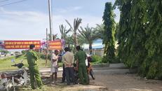 Ông Chở (thứ 2 bên trái qua) đang giải thích việc treo băng rôn với lực lượng chức năng.