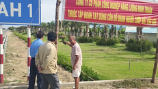 Ông Chở (bên phải) giải thích với cơ quan chức năng về việc treo băng rôn.