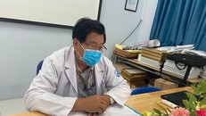 Bác sĩ Đinh Tấn Phương thông tin về trường hợp bé trai 3 tuổi tử vong bất thường. Ảnh: Ngọc Giàu