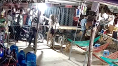 Xảy ra xô xát, chị M. bị nhóm người lao vào đánh hội đồng.