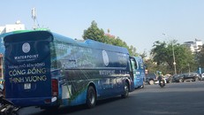 Đoàn xe “trùm kín” quảng cáo dự án Waterpoint đi qua vòng xoay Điện Biên Phủ.