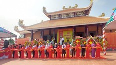 Các đại biểu cắt băng khánh thành Đền thờ Liệt sĩ huyện Xuân Lộc.