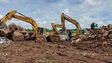 Ba xe cuốc đang đào đá mồ côi ở thửa đất tại ấp 6 xã Sông Trầu.