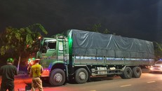 CSGT – TT TP.Long Khánh tiến hành cân tại chỗ xe tải chở cát.