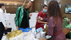 Bà Mary Tarnowka - GĐ điều hành AMCHAM thăm quan gian hàng doanh nghiệp giới thiệu sản phẩm tại Hội thảo.