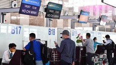 Nhiều người rước “cục tức” khi thực hiện thủ tục hoàn vé máy bay của hãng Hàng không Quốc gia Việt Nam. Ảnh: VNA