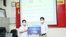 Đại diện Tập đoàn Hòa Phát trao 2 tỷ đồng hỗ trợ Bệnh viện Nhiệt đới Trung ương cơ sở 2 phòng chống Covid-19.