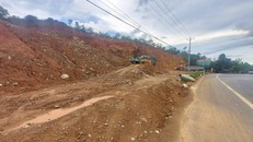 Khoảng 1/3 ngọn đồi nằm sát Quốc lộ 20 đã biến mất.