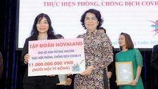 Bà Tô Thị Bích Châu, Ủy viên Ban Thường vụ Thành ủy, Chủ tịch Ủy ban Nhân dân Mặt trận Tổ quốc Việt Nam TP.HCM đón nhận khoản kinh phí ủng hộ từ Đại diện Tập đoàn Novaland. 