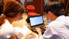 Nhân viên y tế lên danh sách xét nghiệm toàn bộ người trong toà nhà có bệnh nhân nhiễm Covid-19 ở quận Phú Nhuận vào đêm 26/5.