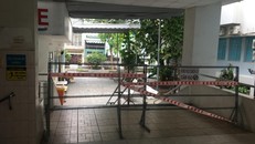 Bệnh viên quận Tân Phú vẫn đang tiếp tục bị phong tỏa. (Ảnh: Bá Trình)