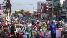 Hai chốt kiểm soát người dân và phương tiện ra vào địa bàn Q.Gò Vấp tiếp tục xảy ra ùn ứ cục bộ buộc lực lượng chức năng phải xả trạm.