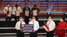 Chủ tịch HĐTV EVN Dương Quang Thành (giữa) trao biểu trưng số tiền 400 tỷ đồng ủng hộ Quỹ vắc-xin phòng chống COVID-19. Ảnh: EVN.