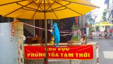 Nhân viên y tế chuẩn bị phun khử khuẩn toàn bộ dãy nhà trọ. (Ảnh: Quốc Việt)