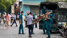 Lực lượng chức năng đang phong tỏa các tuyến đường ra vào chung cư Bộ Công An. 