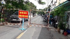 Một con hẻm bị phong tỏa tại huyện Hóc Môn. (Ảnh: Thu Loan)