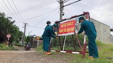 Lực lượng dân quân gỡ bỏ các hàng rào phong toả.