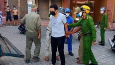 Ông Trần Vinh bị lực lượng chức năng khống chế sau khi gây ra vụ việc.