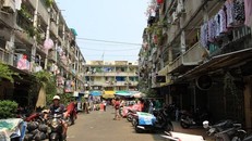 Chung cư Nguyễn Thiện Thuật (quận 3) xuống cấp, tiềm ẩn nhiều nguy cơ mất an toàn. Ảnh Báo Thanh Niên.