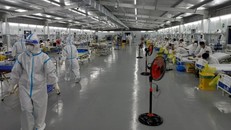 Trong phòng cấp cứu bệnh nhân COVID-19 nặng của Trung tâm Hồi sức tích cực COVID-19 BV Việt Đức. (Ảnh: Bộ Y tế)