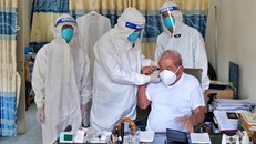 Đội ngũ y bác sĩ của bệnh viện Lê Văn Thịnh thăm khám, kiểm tra sức khoẻ, xét nghiệm nhanh và triển khai tiêm vắc xin Covid-19 miễn phí cho bà con.