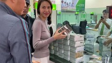 Thủy Tiên và Công Vinh rút tiền của người dân đóng góp cho người dân vùng lũ lụt miền Trung vào năm 2020. 