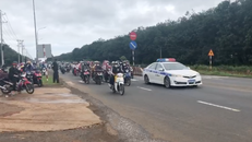 CSGT nhiều tỉnh phối hợp đưa người dân về quê