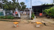 Phóng viên Ngày Nay hỗ trợ thực phẩm cho người nhiễm Covid-19 cách ly tại địa phương. 