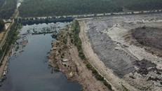 Hàng triệu tấn rác lưu chứa bất hợp pháp phía sau nhà máy Tâm Sinh Nghĩa gây ô nhiễm trầm trọng đến nguồn nước ngầm và sông rạch kế cận.