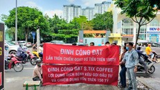 Nhà đầu tư căn băng rôn về việc bị CEO S.Tix Coffee Đinh Công Đạt lẩn trốn sau khi gom tiền của nhà đầu tư. Ảnh: Chánh Trực