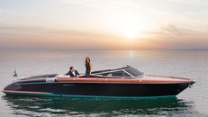 Du thuyền Riva Aquariva Super cập bến Aqua City