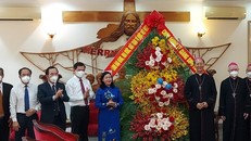Đại diện Chính phủ Việt Nam tặng hoa cho Tòa Giám mục Giáo phận Xuân Lộc, chúc mừng Giáng sinh 2021. 